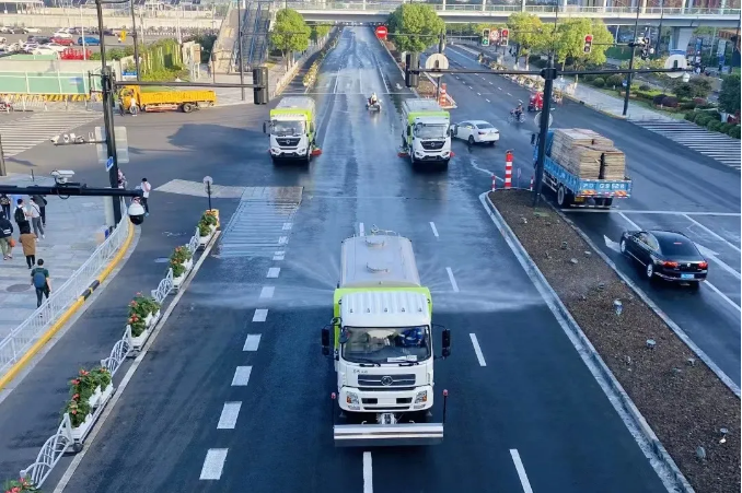 路面见本色丨YABO鸭脖环境新能源环卫装备服务上海进博会！